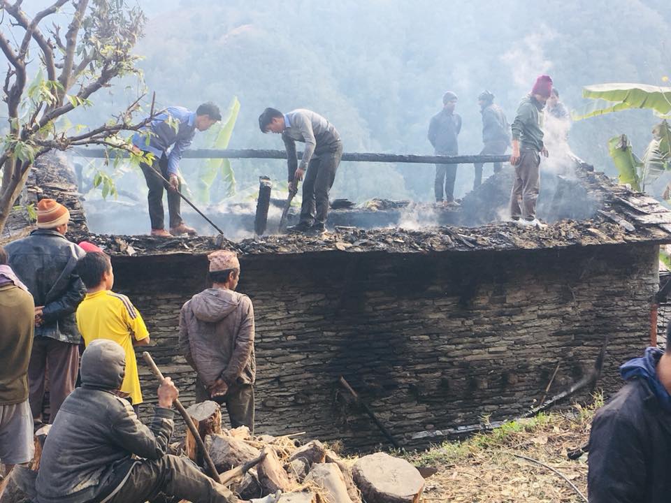 विद्युत सर्ट हुँदा बरंजामा घर जल्यो