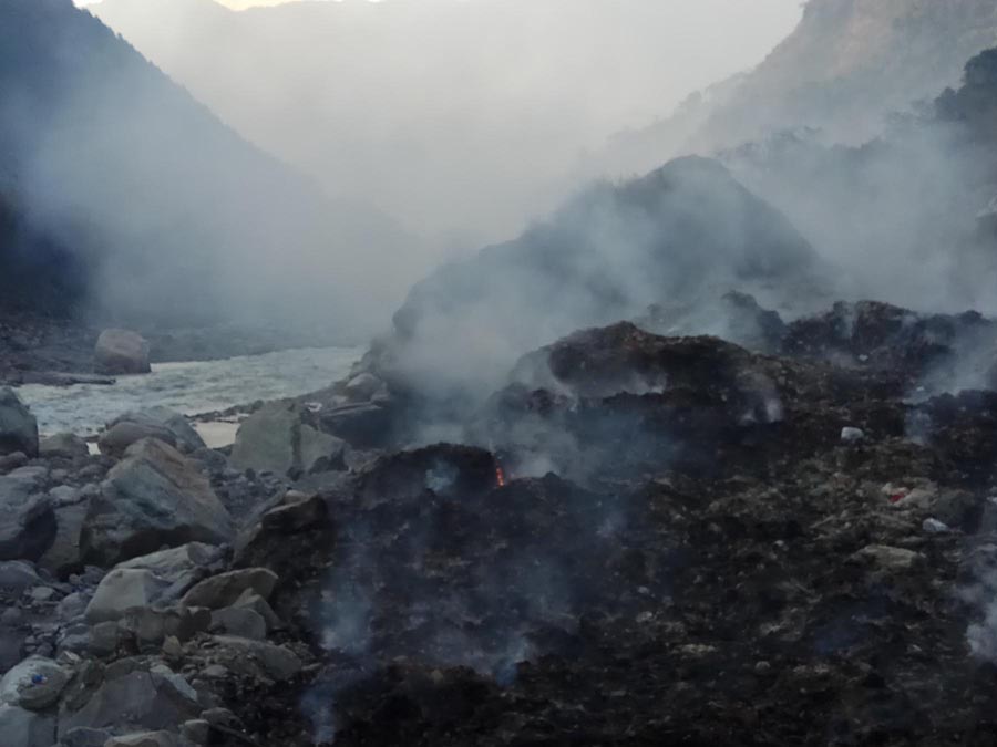 फोहोरमा पैसा टिप्दै ब्यवसायी