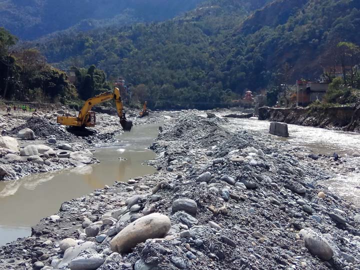 बेनी बचाउन अस्थाई तटवन्ध, कालीगण्डकीको धार परिवर्तन गरिँदै