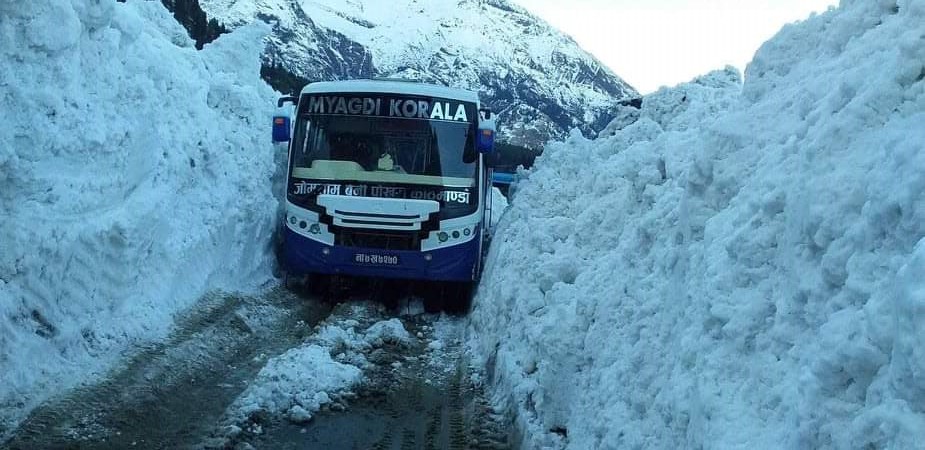 हिउँ छिचोल्दै यातायात सूचारु