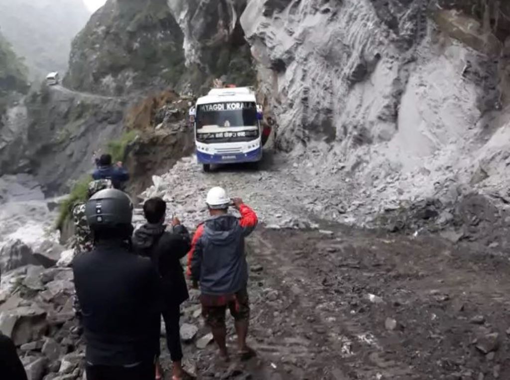 बाँदरजुँग भीरमा एकतर्फी सडक खुल्यो