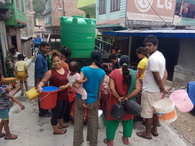 टोलटोलमा खानेपानी बाँड्दै कुलदीप