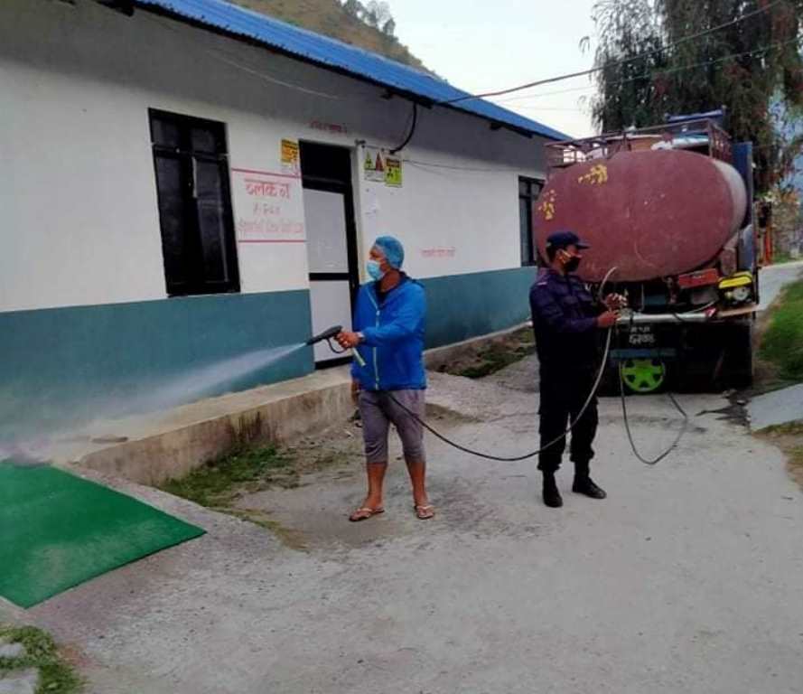 म्याग्दीका सहरउन्मुख वस्तीमा क्लोरिन छर्दै निर्माण ब्यवसायी जिसी