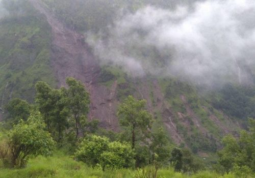 म्याग्दीका पहिरोले १५ जना वेपत्ता, ३० जनाबढी पहिरोमा फसे, उद्धारमा समस्या