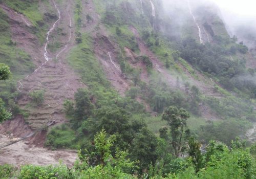 कालिकोटमा पहिरोले दुई घर पुर्‍यो, ८ जना बेपत्ता