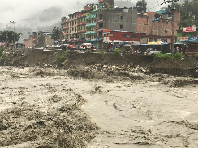 बाढीको वितण्डा, घारखोला हाइड्रोको क्रसर बगायो