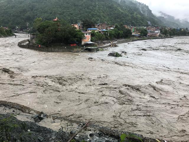 म्याग्दीका पहिरोमा परि ३३ जना वेपत्ता, ३५ घर पुरिए, कम्तीमा ७० घरपरिवारलाई सुरक्षित स्थानमा सारियो, अझै उद्धारकर्ता घट्नास्थल पुग्न समस्या