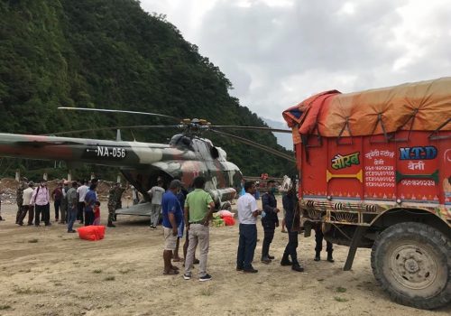 तीन दिन कुरेपछि वल्न पुग्यो पहिरो प्रभावित क्षेत्रमा प्रदेश सरकारको राहत