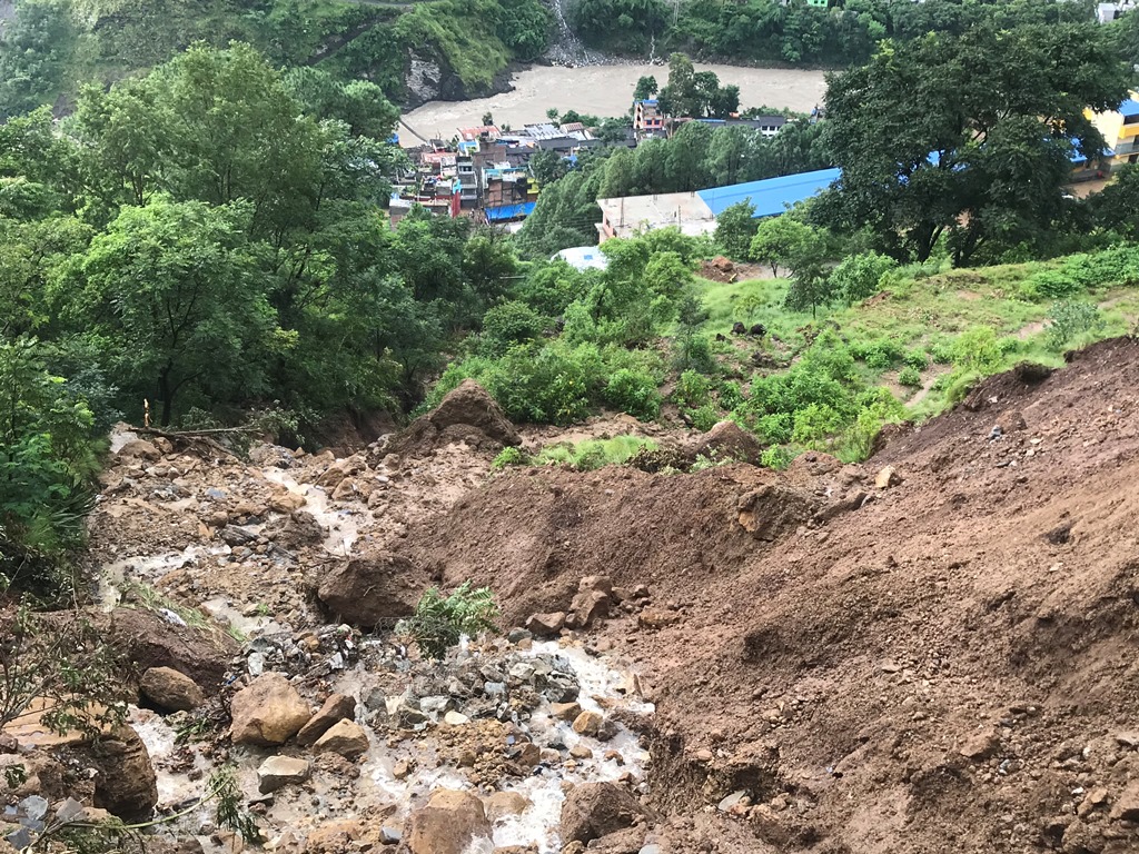 विकासले निम्त्याएको विनास, जहिल्यै पहिरोको त्रास