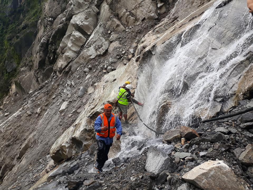 काप्रेभीरमा ट्रयाक खोल्न धमाधम विष्फोटन