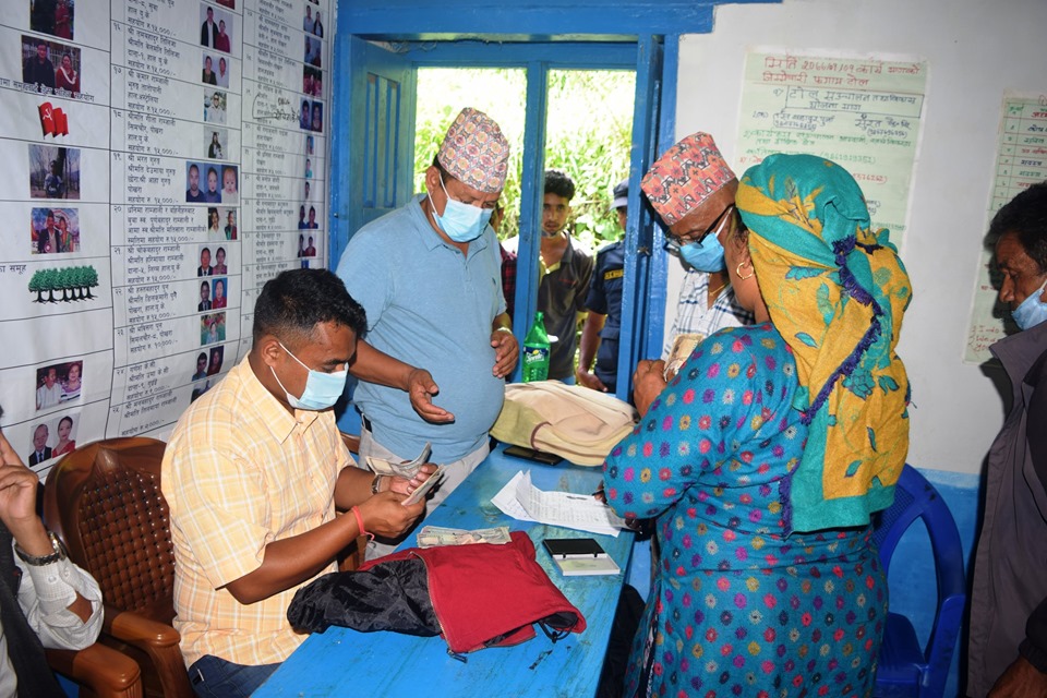 नेकपाद्धारा दानाफगामका पहिरो पीडितलाई राहत वितरण