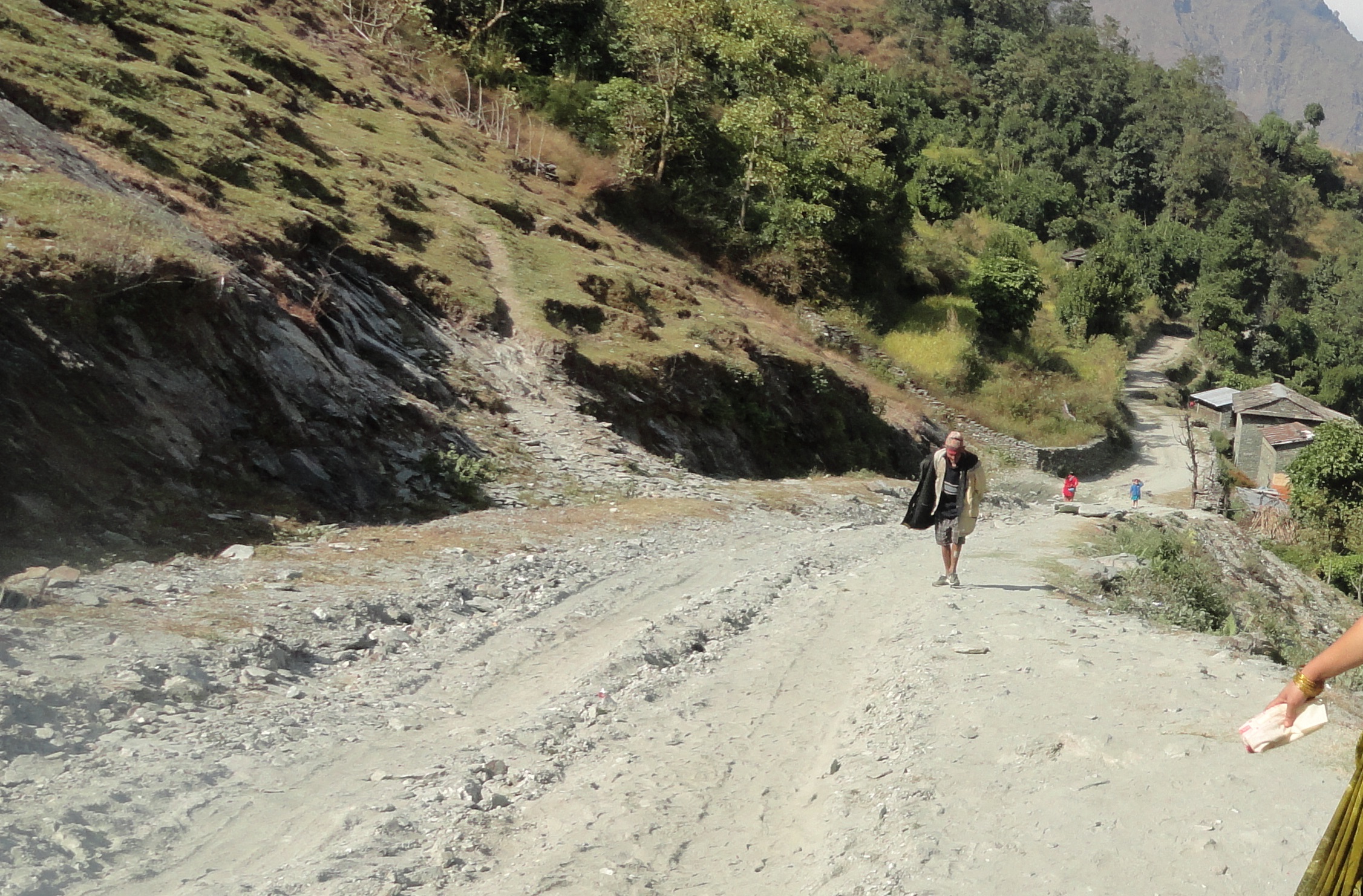 लकडाउले रोकिएको सडक निर्माण सुचारु