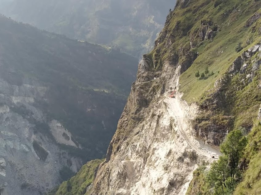 दर्मिजाको झ्यान्द्रा भीरमा मोटर सरर