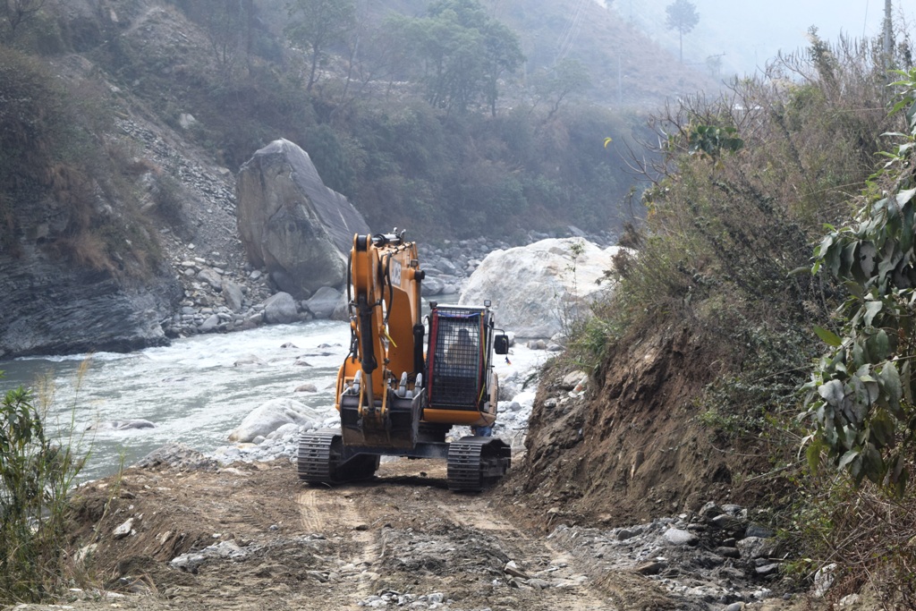 सेती पहिरोको बगर नदीजन्य बस्तुको अवैध उत्खनन् गर्ने प्रहरीले नियन्त्रणमा