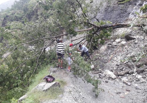 म्याग्दीमा सडक अवरुद्धहुँदा घाईतेको उद्धारमा समस्या, १०२ परिवार विस्थापित, ८६ घर उच्च जोखिममा