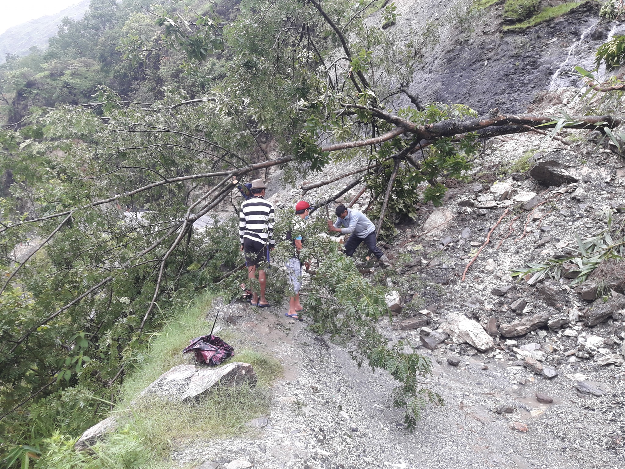 म्याग्दीमा सडक अवरुद्धहुँदा घाईतेको उद्धारमा समस्या, १०२ परिवार विस्थापित, ८६ घर उच्च जोखिममा