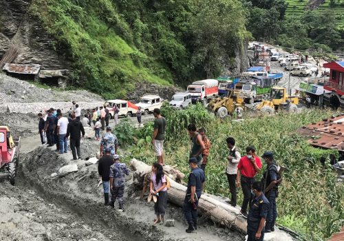 खुले सार्वजनिक यातायात तर खुलेनन सडक