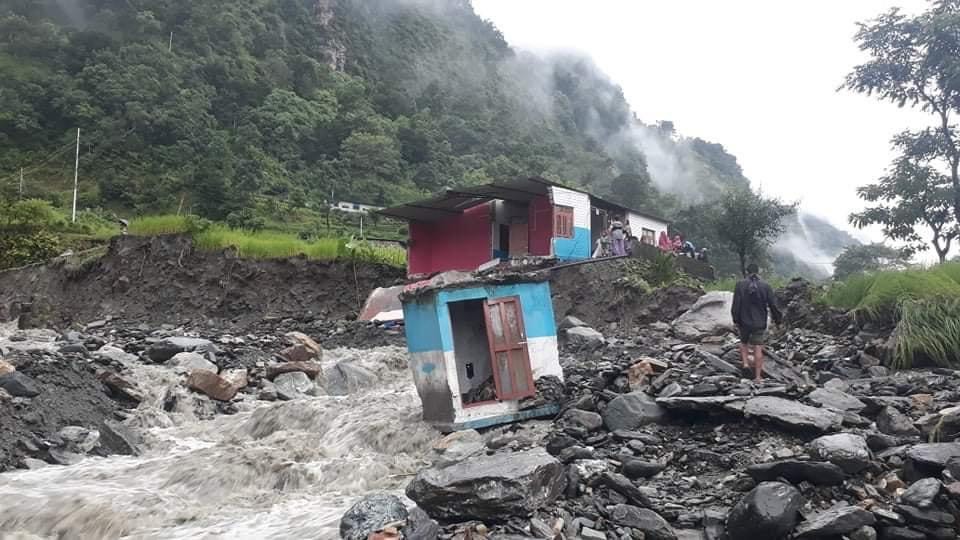 भकिम्लीकाे बाढीले दुधेखाेलामा एक घर र गाेठ बगायो