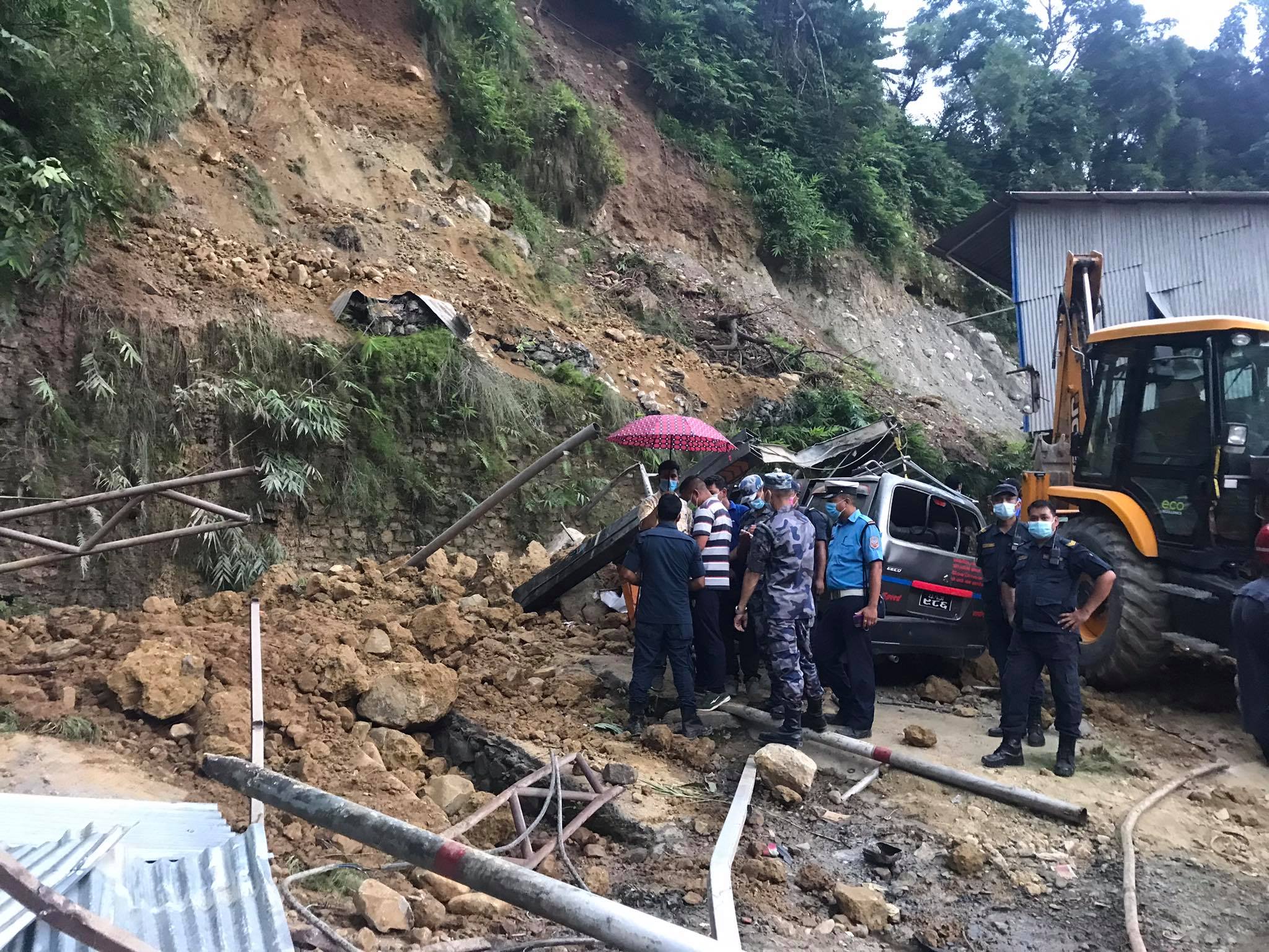 गाडी ग्यारेजमा सुख्खा पहिरो खस्दा चालकको मृत्यु, दुई मिस्त्री घाईते