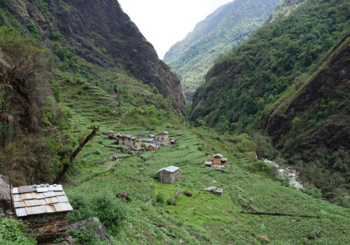 म्याग्दीकाे मुदीबगराका मतदाता पहिलो पटक मतदानमा सहभागीहुँदै