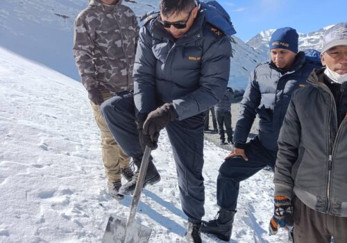 मुस्ताङको मतदानस्थल हिँडेका कर्मचारी हिउँले बाटोमै रोकिए