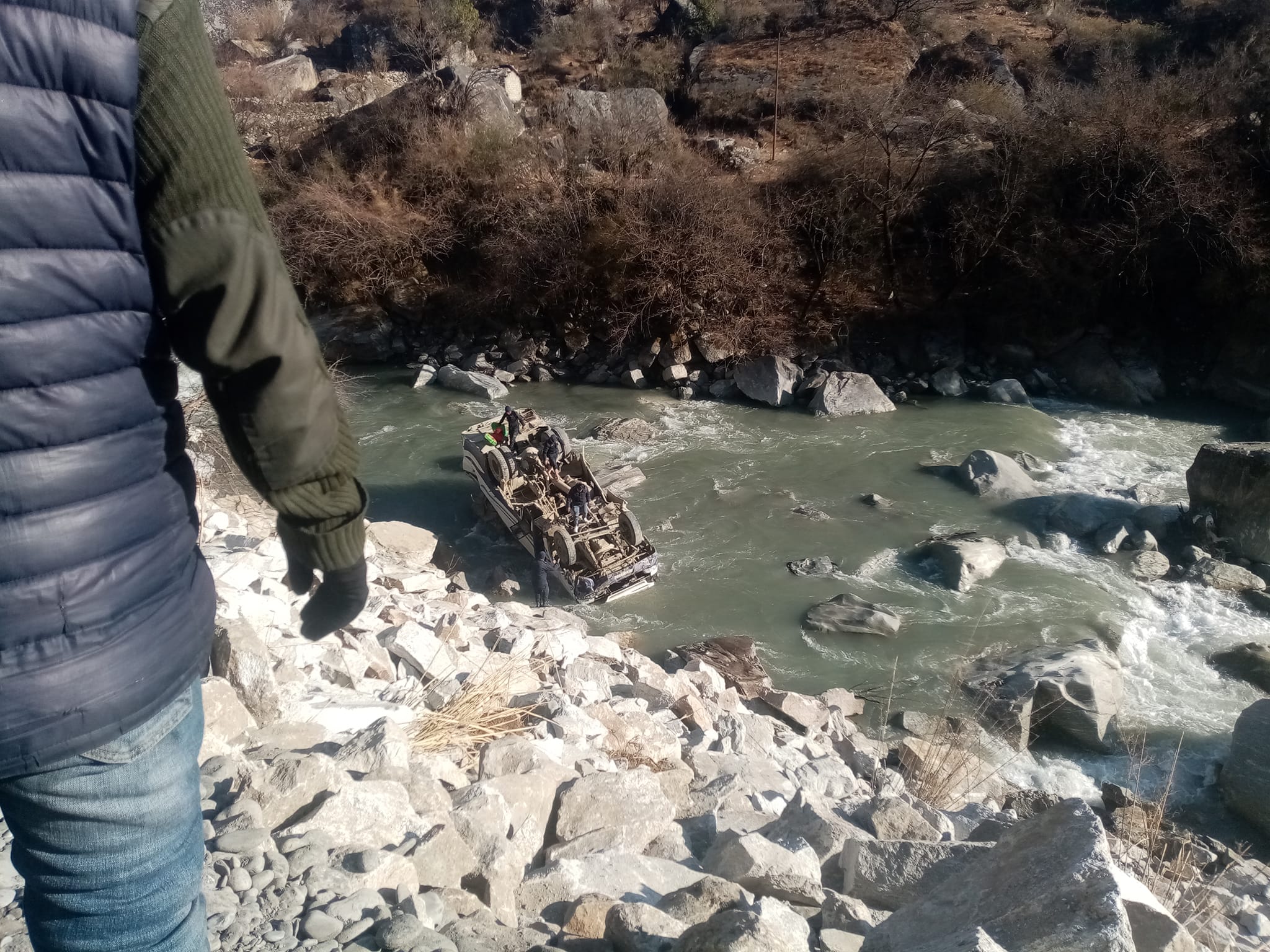 मुस्ताङ वस दुर्घटनाका १० घाइतेलाइ पोखरा पुर्‍याइयो, उपचारमा कमी हुन नदिन म्याग्दीकोरलाको प्रतिवद्ध