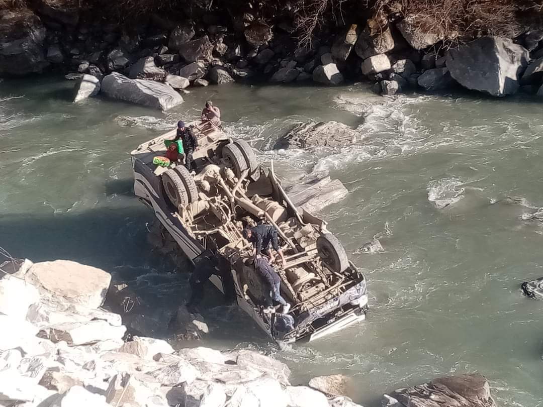 कालिगण्डकी नदीमा बस खस्यो, ५ जना गम्भिर घाईते