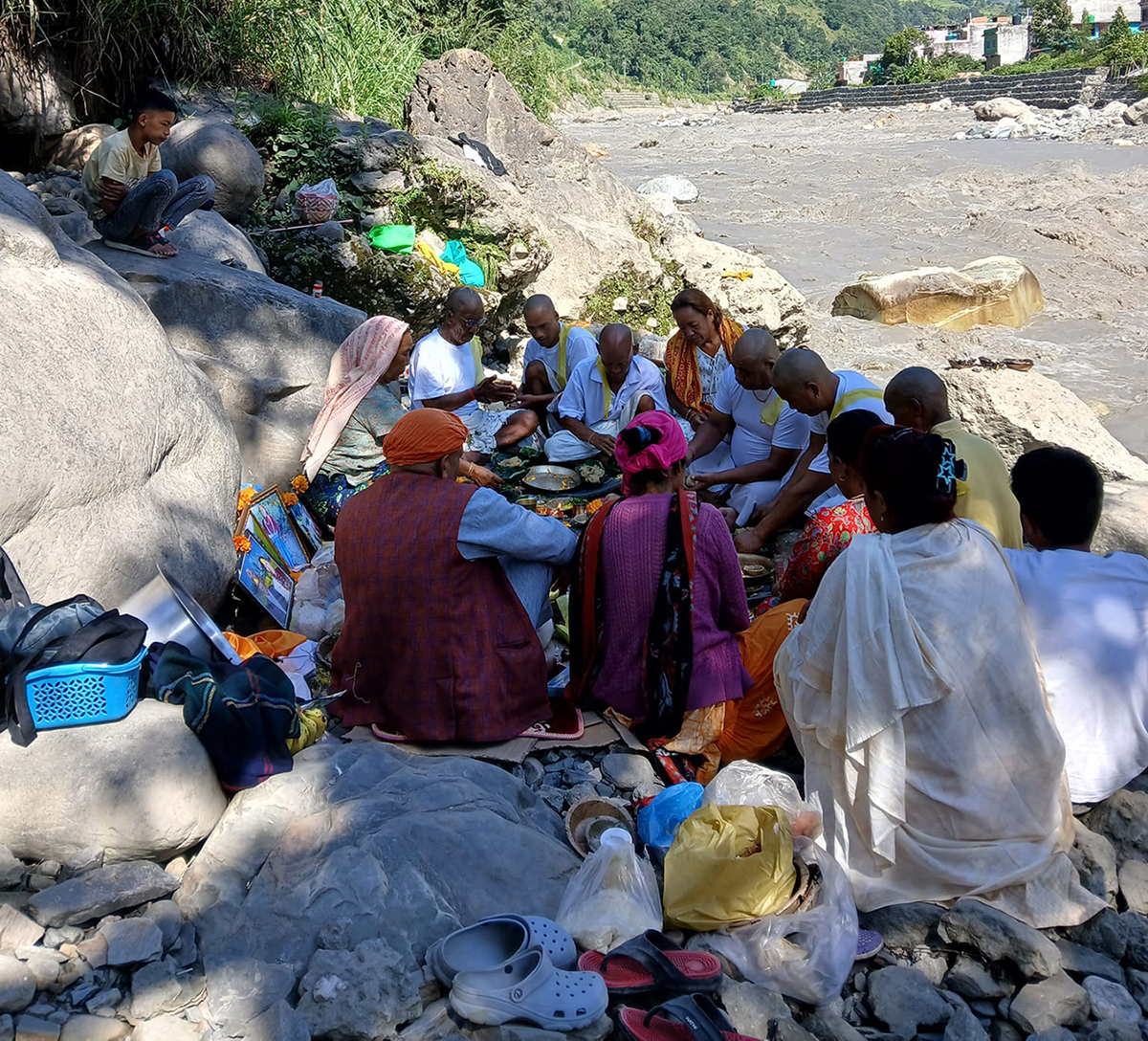 सोहृ श्राद्धकाे अन्तिम दिन कागवेनीमा औसीश्राद्ध गर्ने र कालीगण्डकी किनारामा पनि भीड