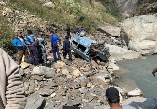 दानाकाे जलथलेमा भ्यान दुर्घटनामा चालक महिलाको मृत्यु