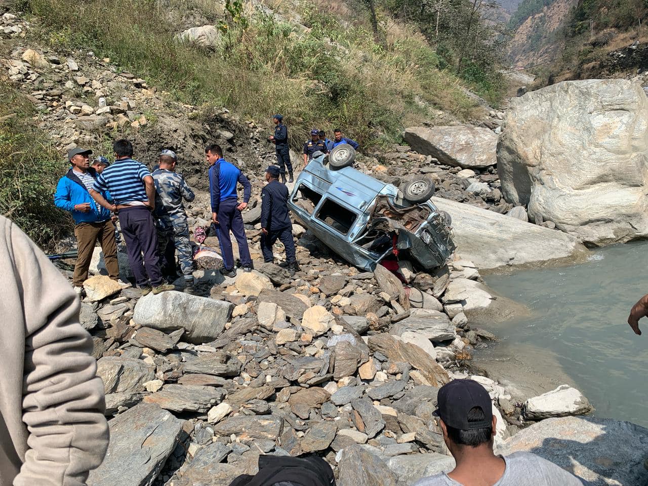 दानाकाे जलथलेमा भ्यान दुर्घटनामा चालक महिलाको मृत्यु