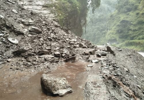 म्याग्दीको सदरमुकाम जोड्ने र छुट्ने प्रमुख सडक अवरुद्ध