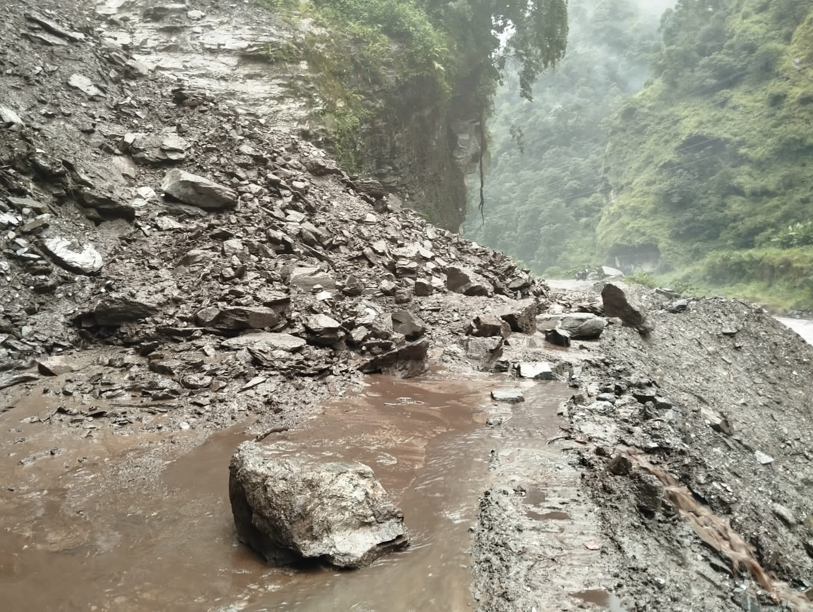 म्याग्दीको सदरमुकाम जोड्ने र छुट्ने प्रमुख सडक अवरुद्ध