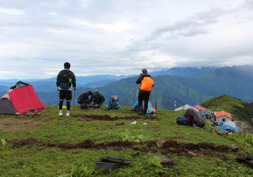 खयरवराहसमेत हिमाल फेदीका वराही शक्तिपीठ उक्लिदै भक्तजन