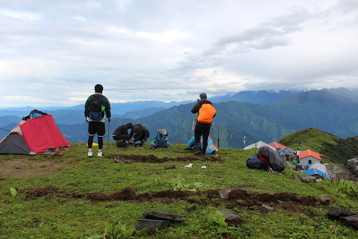 खयरवराहसमेत हिमाल फेदीका वराही शक्तिपीठ उक्लिदै भक्तजन