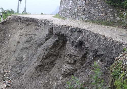 पर्यटकीय वस्ती घोरेपानी जोड्ने सडकमा यातायात अवरुद्ध