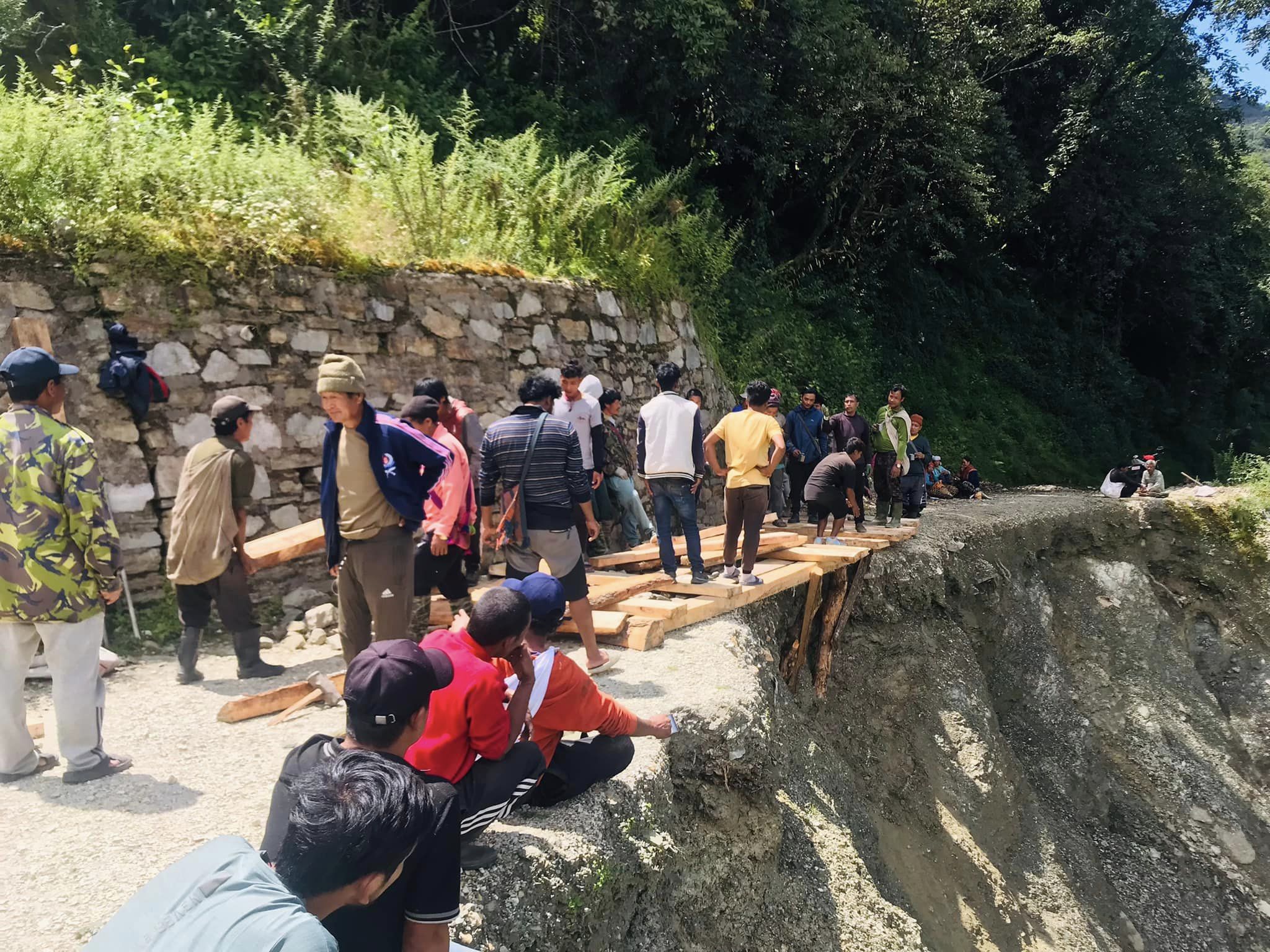 गाउँलेले श्रमदानगरी खाेले तीन महिनादेखी अवरूद्ध यातायात