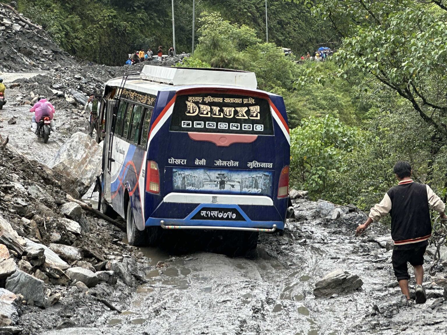 गुडीरहेको वसमा ढुङ्गा लाग्दा दुई जना यात्रु घाईते